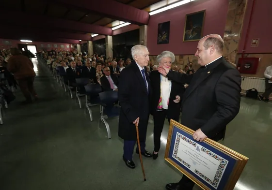 Felicísimo Herrero Pelaz, presidente de Servifrío (izquierda), recibe la medalla de oro del Asilo, este viernes, en el acto conmemorativo por San José, en Torrelavega.