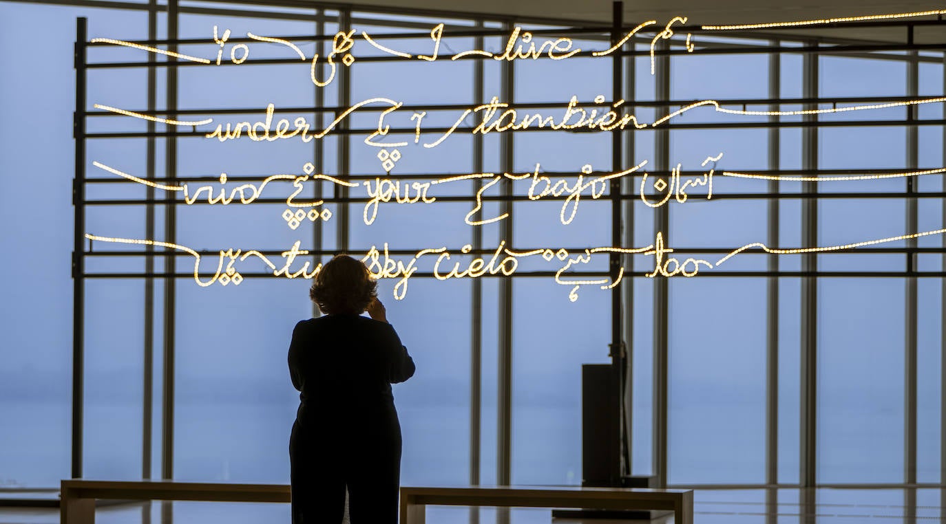 'Yo también vivo bajo tuytu cielo',una instalación de luces LED con la frase que da título a la muestra -escrita en inglés, español y urdu- y que subraya la idea de presencia.