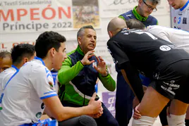 Daniel Gallardo da instrucciones a sus jugadores en el encuentro ante el San Sadurniño en Cabezón.