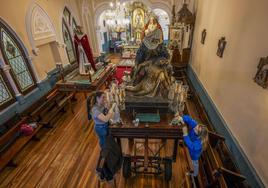 En la capilla de La Merced, en la calle Bonifaz, los cofrades se han reunido cada tarde para poner a punto las reliquias de Semana Santa.