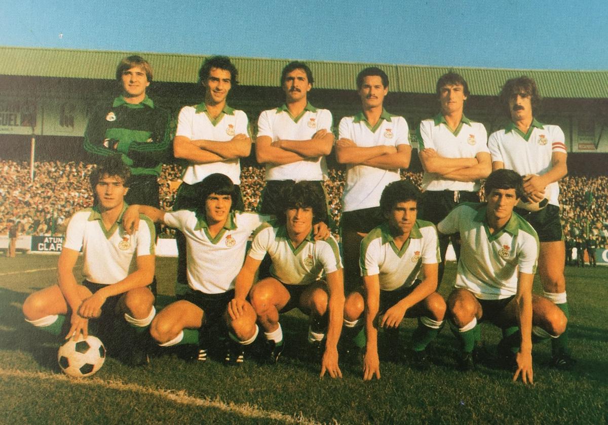 Racinguistas que perdieron contra la Real Sociedad en 1981.De izquierda a derecha, Moncaleán, Mantilla, Bernal, Angulo, Sañudoy Preciado. Agachados, Castaños, Pedraza, Verón, Piru y Quique.