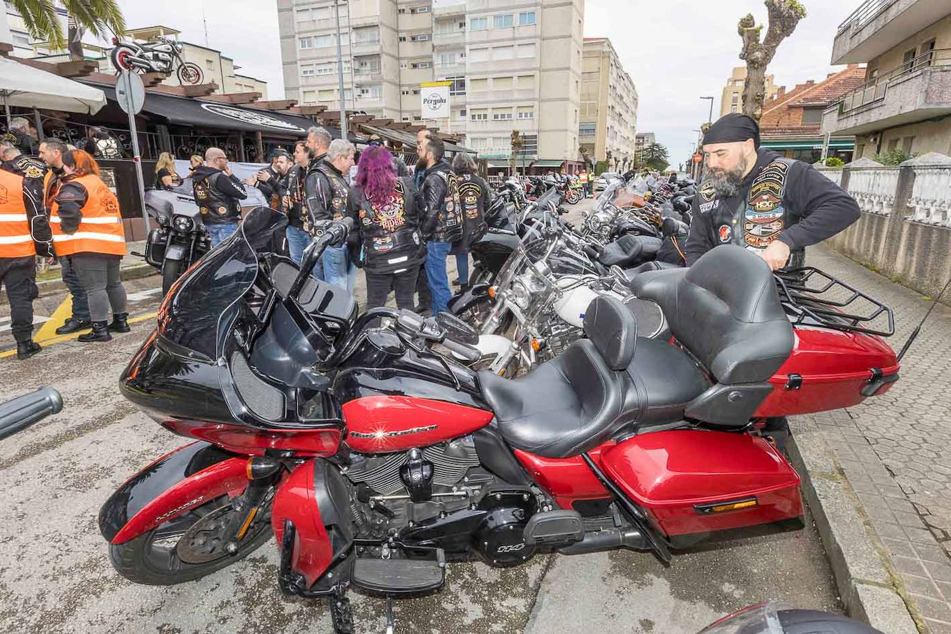 Una Harley roja aparcada en la zona Ever de Laredo.