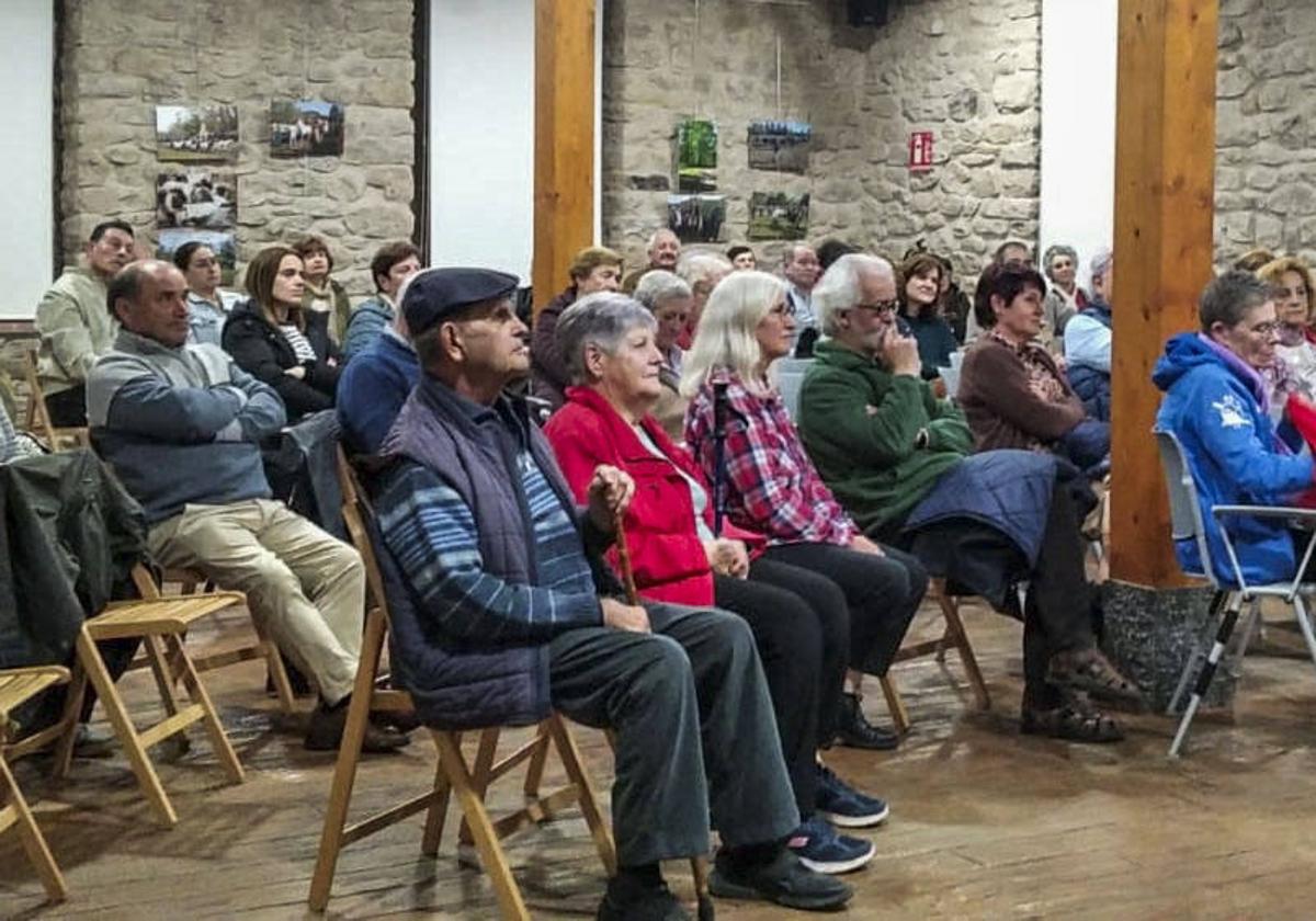 Presentación en la Cooperativa del Campo de Arenas de los primeros pasos en la investigación del Movimiento Cultural Iguña sobre las parteras de Iguña y Anievas.