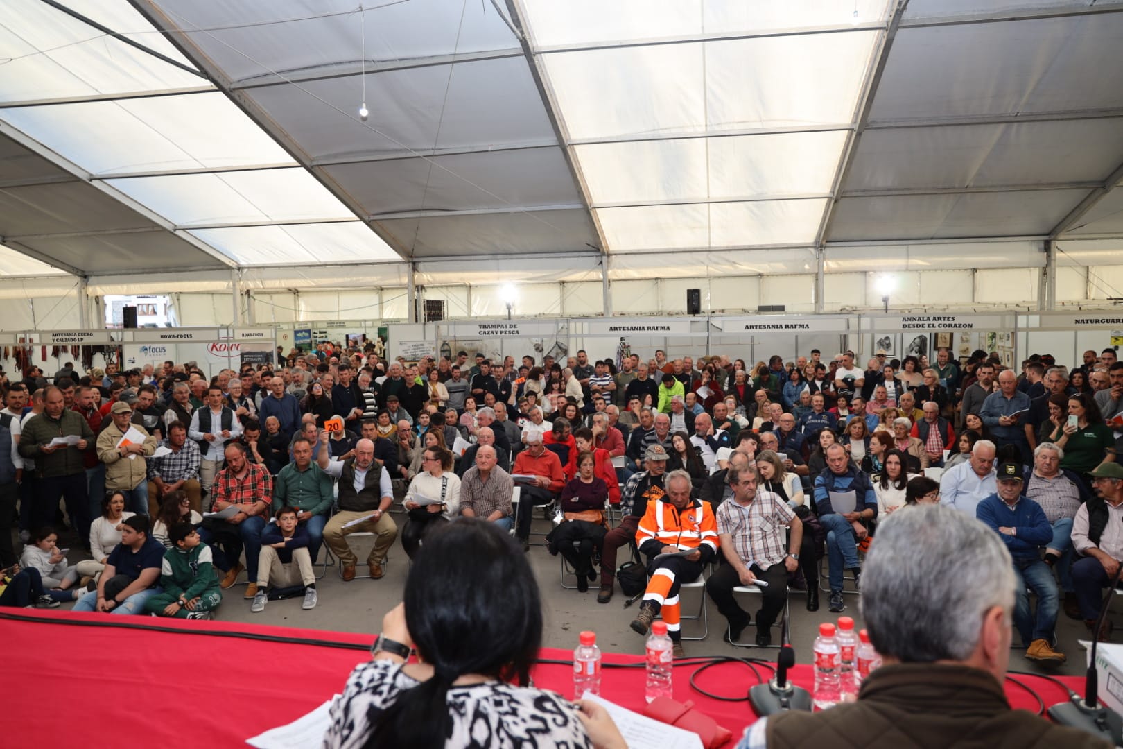 Un momento de la subasta de partidas de caza con mucho público en la carpa del recinto de La Serna. 