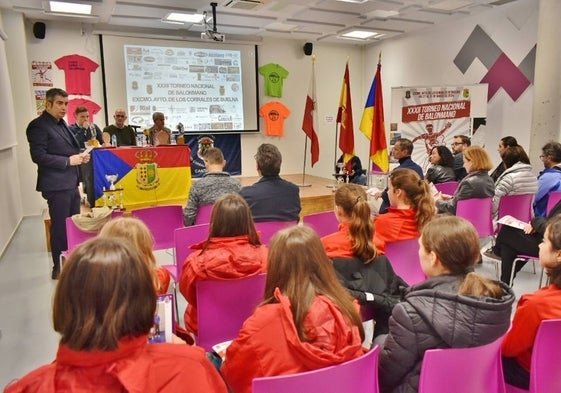 Presentación del torneo dirigida por Carlos Lavín en la sala multiusos del Espacio La Plaza.