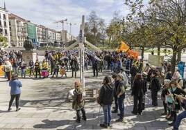 Asistentes a la concentración contra los polígonos eólicos celebrada este sábado en Santander.