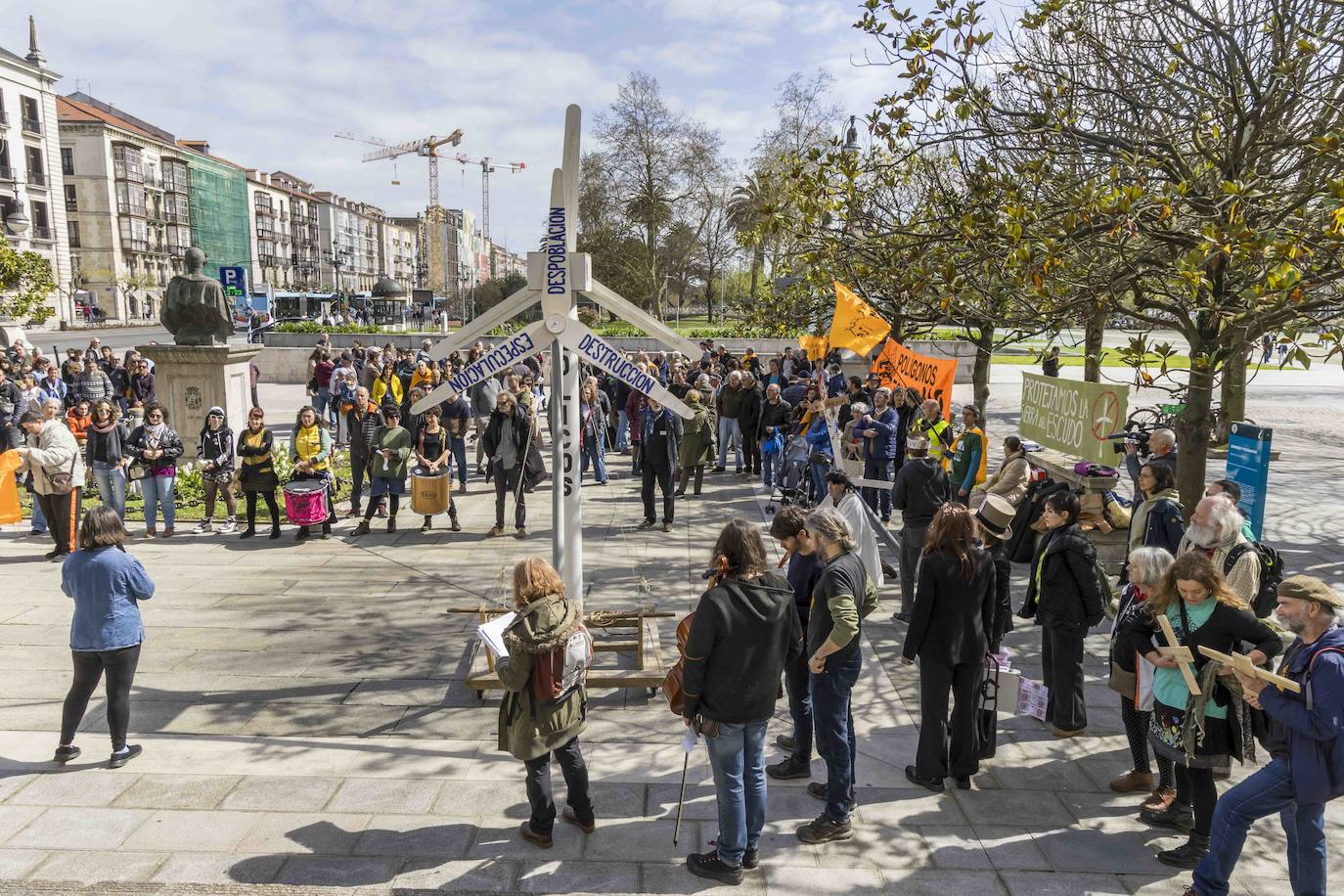 En la protesta también se pudieron observas varias representaciones de molinos.