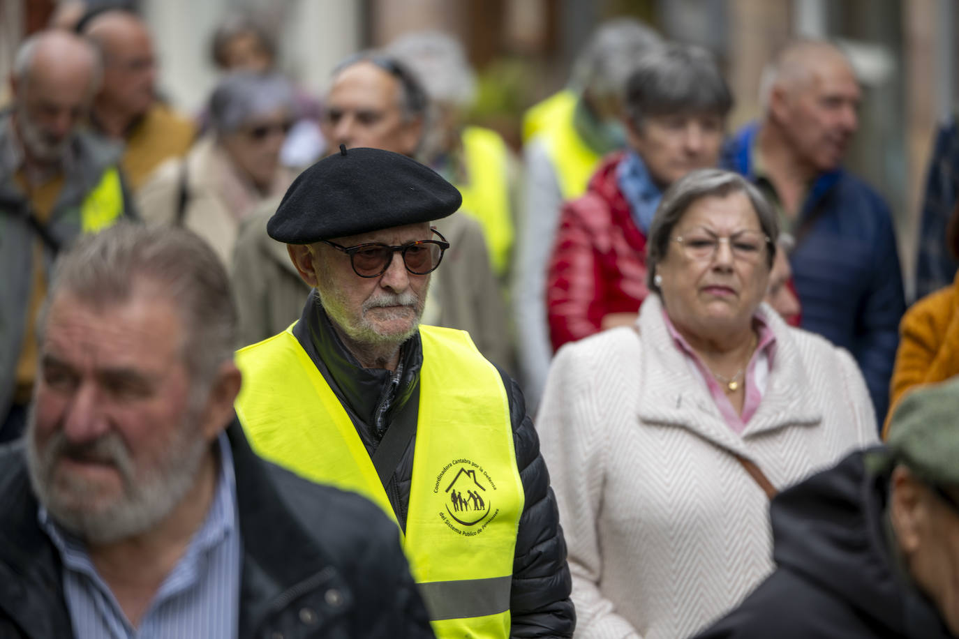 Algunos participantes en la marcha exhibieron chalecos amarillos.