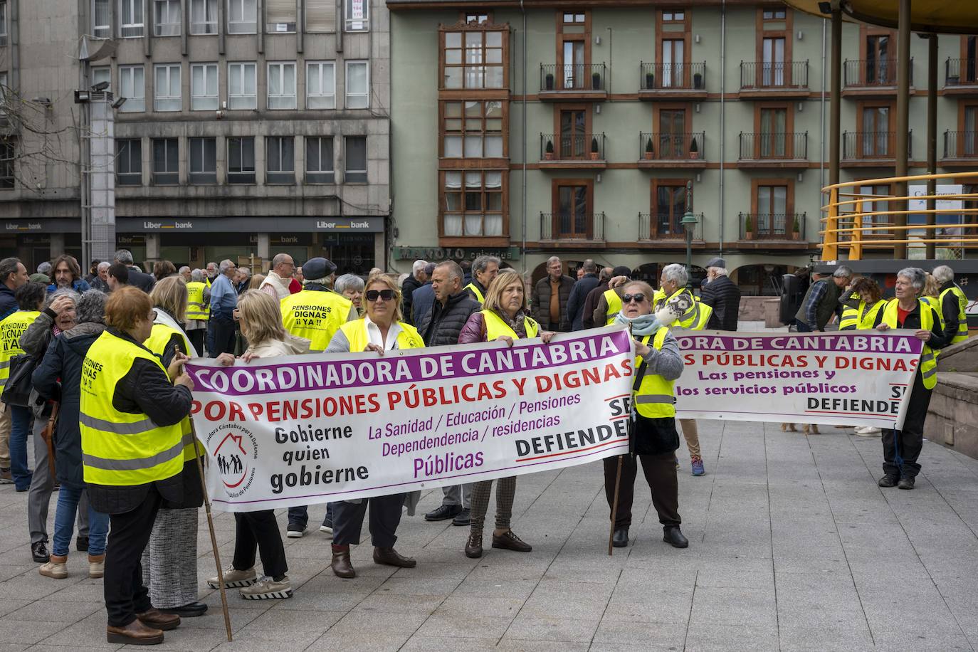 Los organizadores desplegaron dos pancartas reivindicativas.