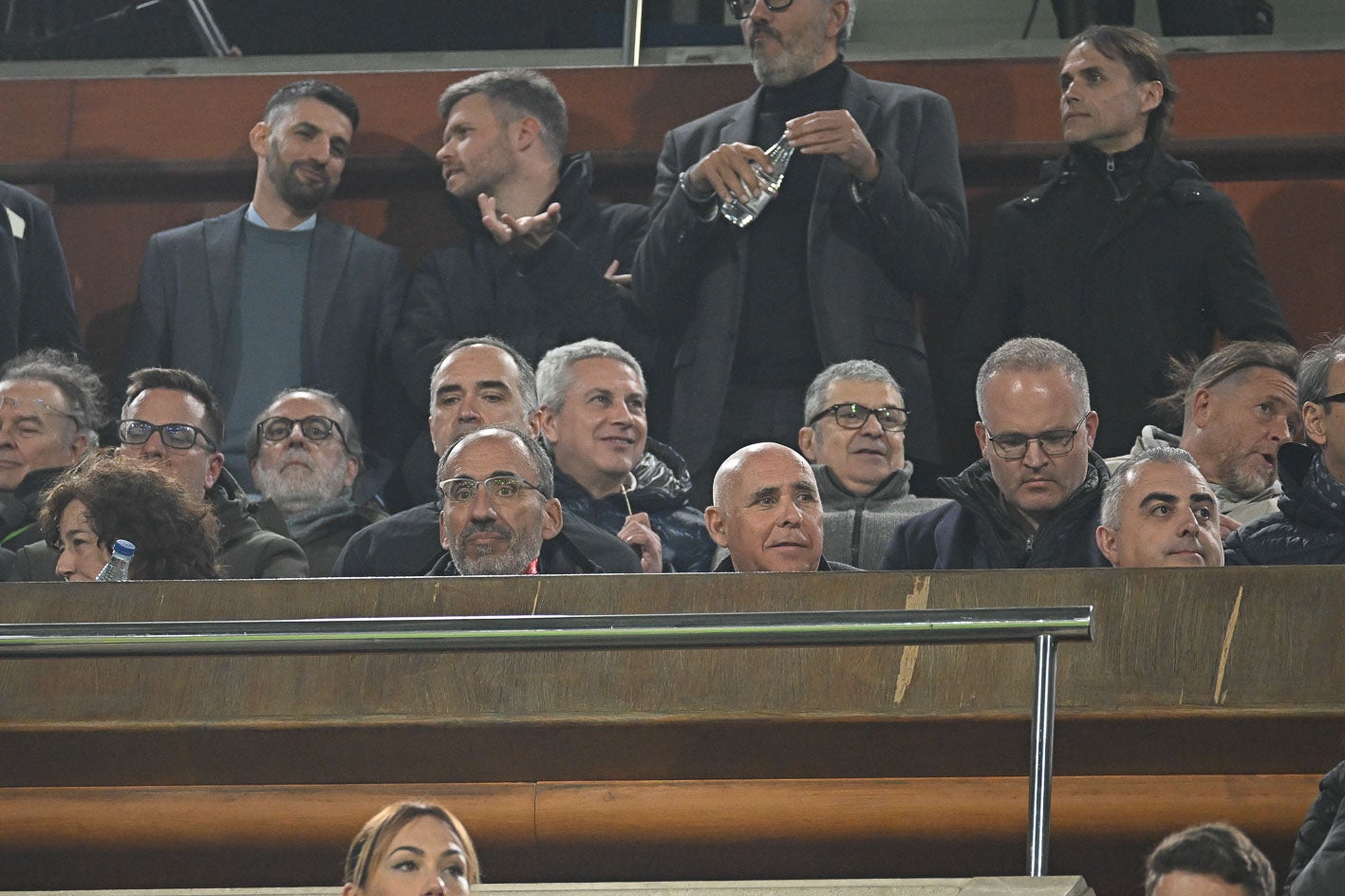 Sebastián Ceria y Manolo Higuera, en el centro del palco  ayer durante el partido. 