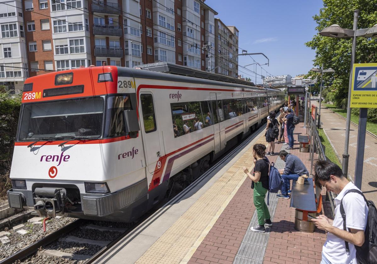 Usuarios de la red de Cercanías esperan la llegada del tren en la estación de Muriedas (Camargo).