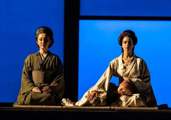 Hongni Wu (Suzuki) y Asmik Grigorian (Cio-Cio-San) en la producción de Madama Butterfly.