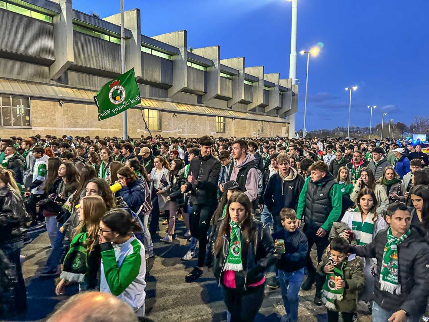 Imagen secundaria 1 - La afición camino del estadio y el cartel de 'entradas agotadas'.