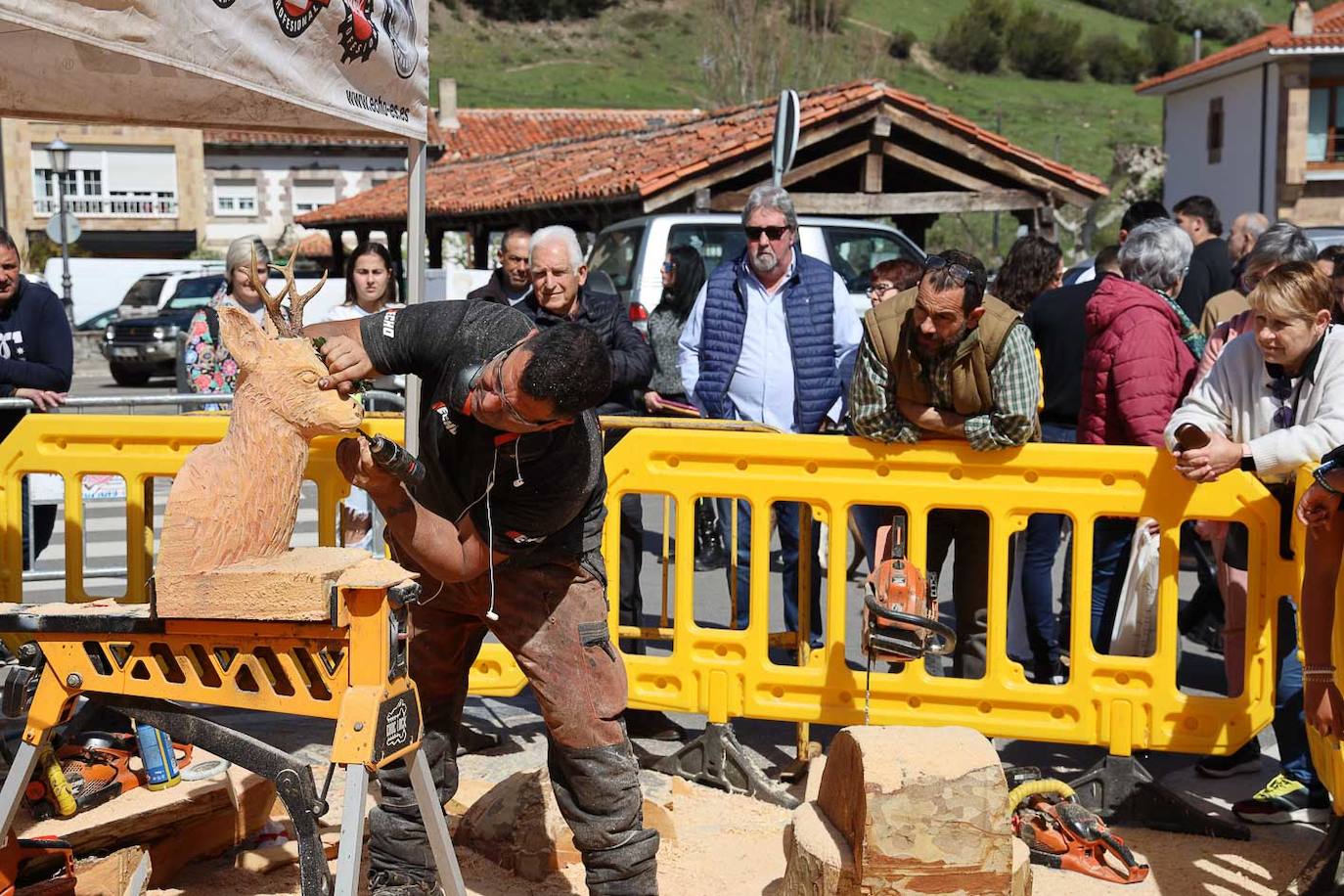 Un artesano muestra su arte en madera en una demostración en directo en la finca de la Serna. 