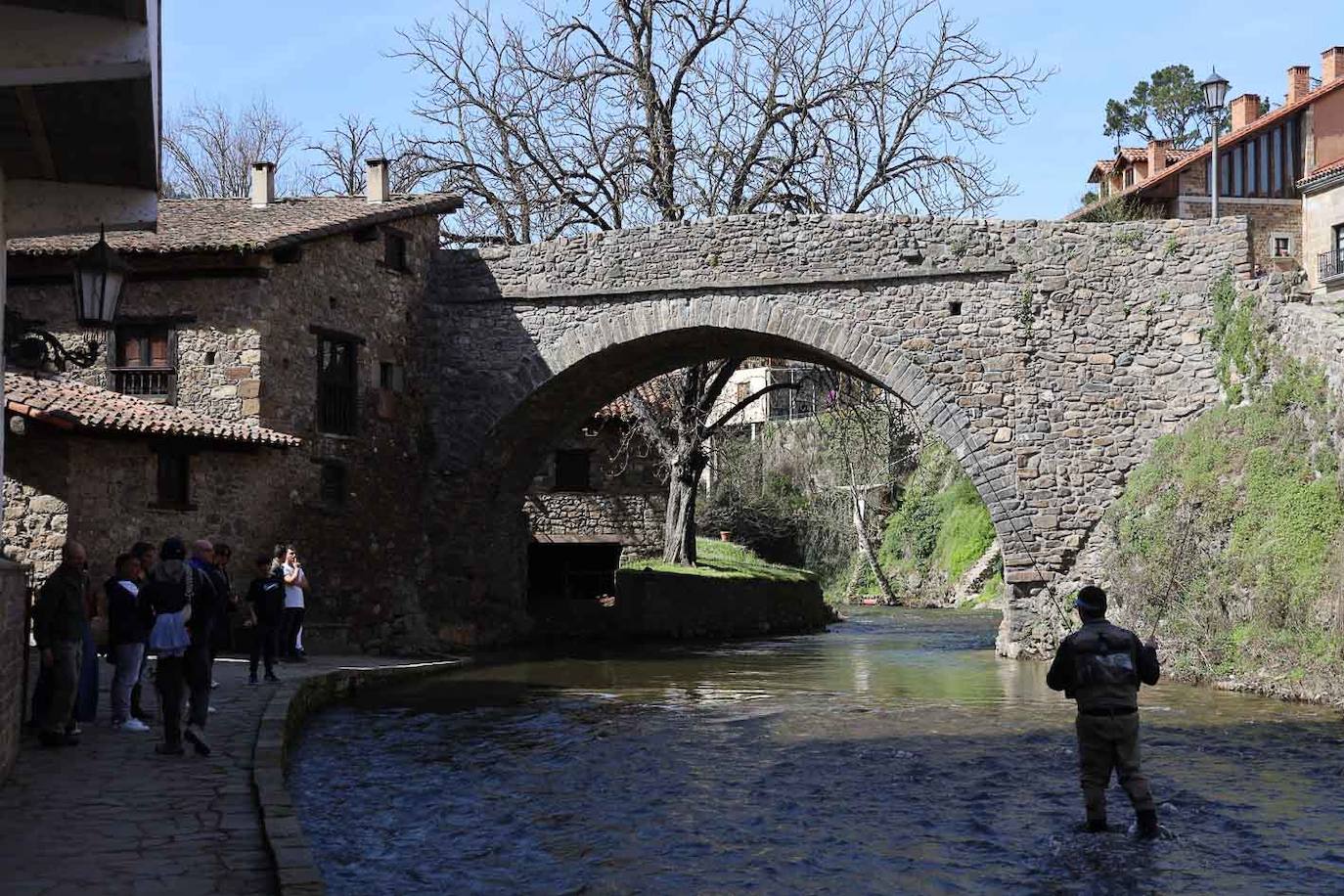 Exhibición de pesca de trucha sin muerte en el río Quiviesa