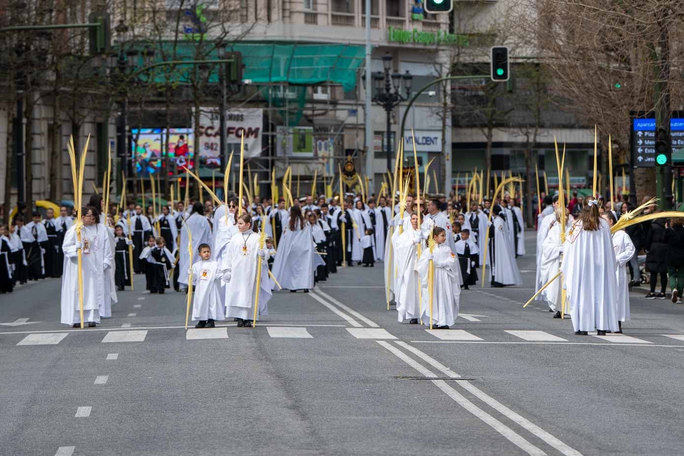 La procesión atravesó la calle Calvo Sotelo. 