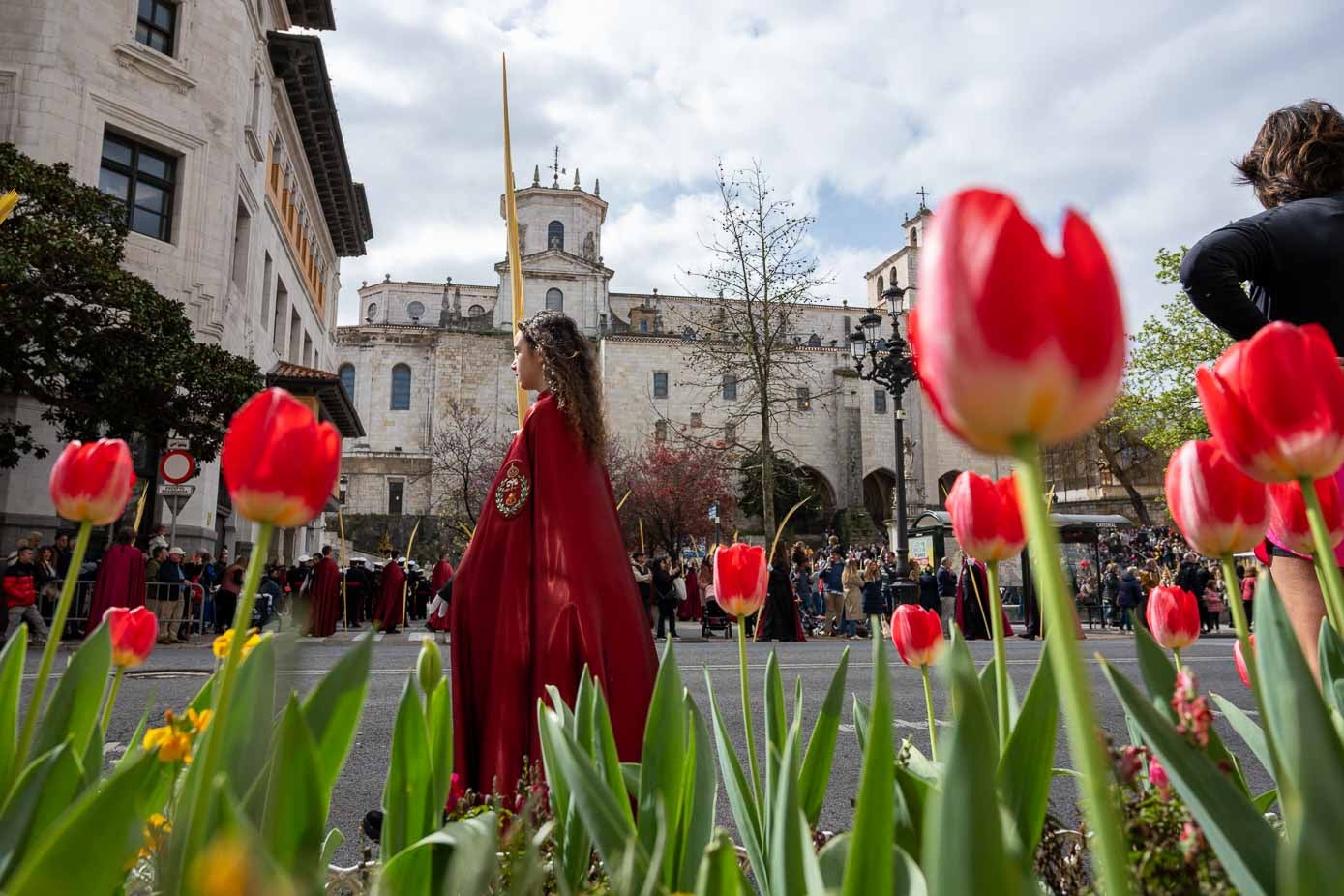 Paso de una de las participantes en la procesión. 