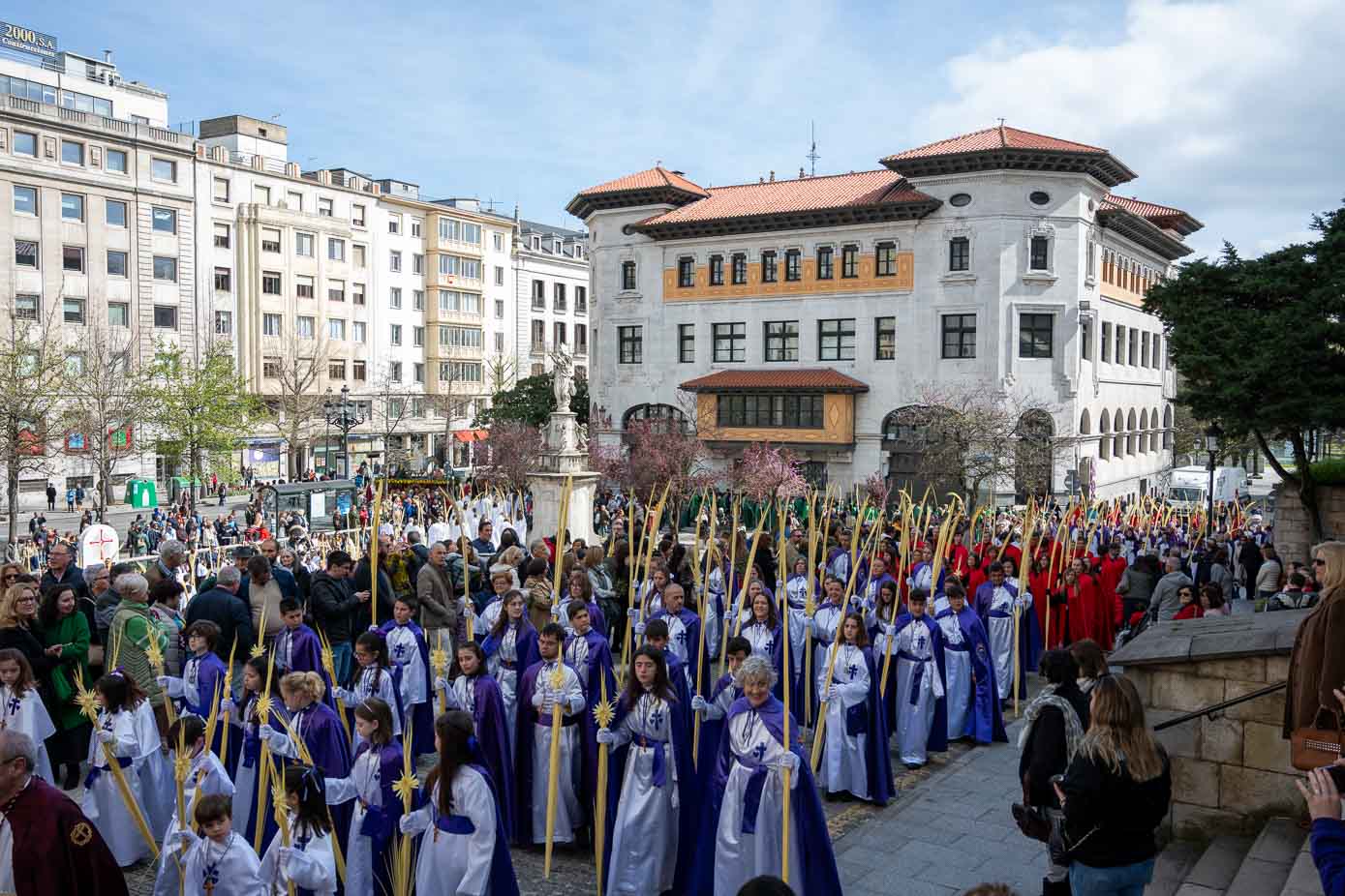 La cofradía de Nazarenos del Sagrado Descendimiento del Señor y San Felipe Apóstol encabezando la procesión.