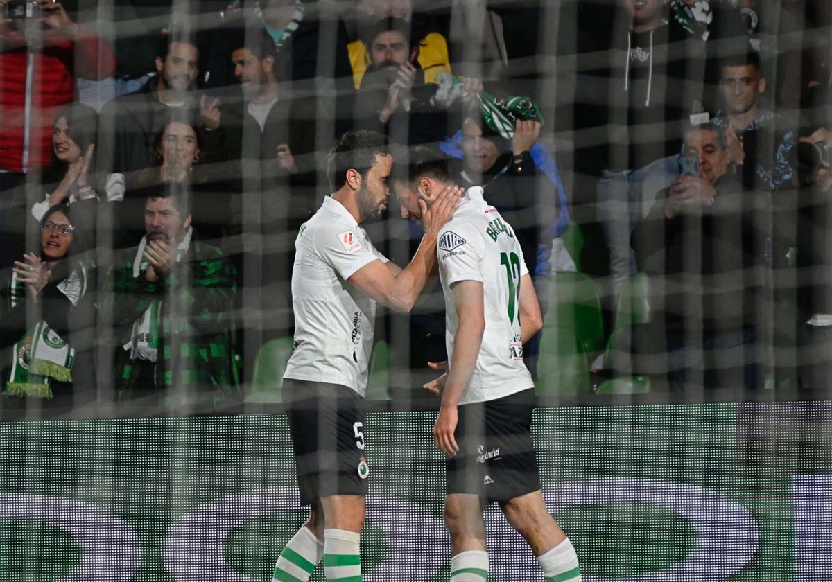 Germán coge la cabeza de Baturina entre las manos para celebrar su gol ante el Eldense.