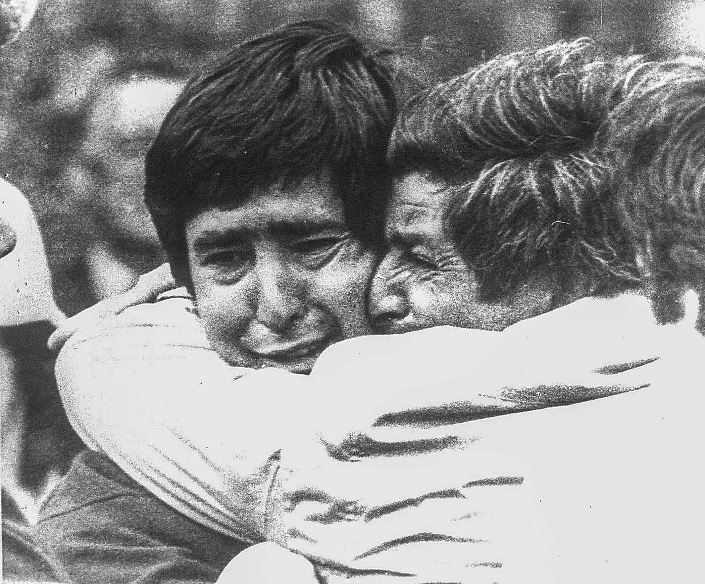 Severiano Ballesteros abrazando a su hermano Baldomero tras ganar el Open Británico de golf en 1979.