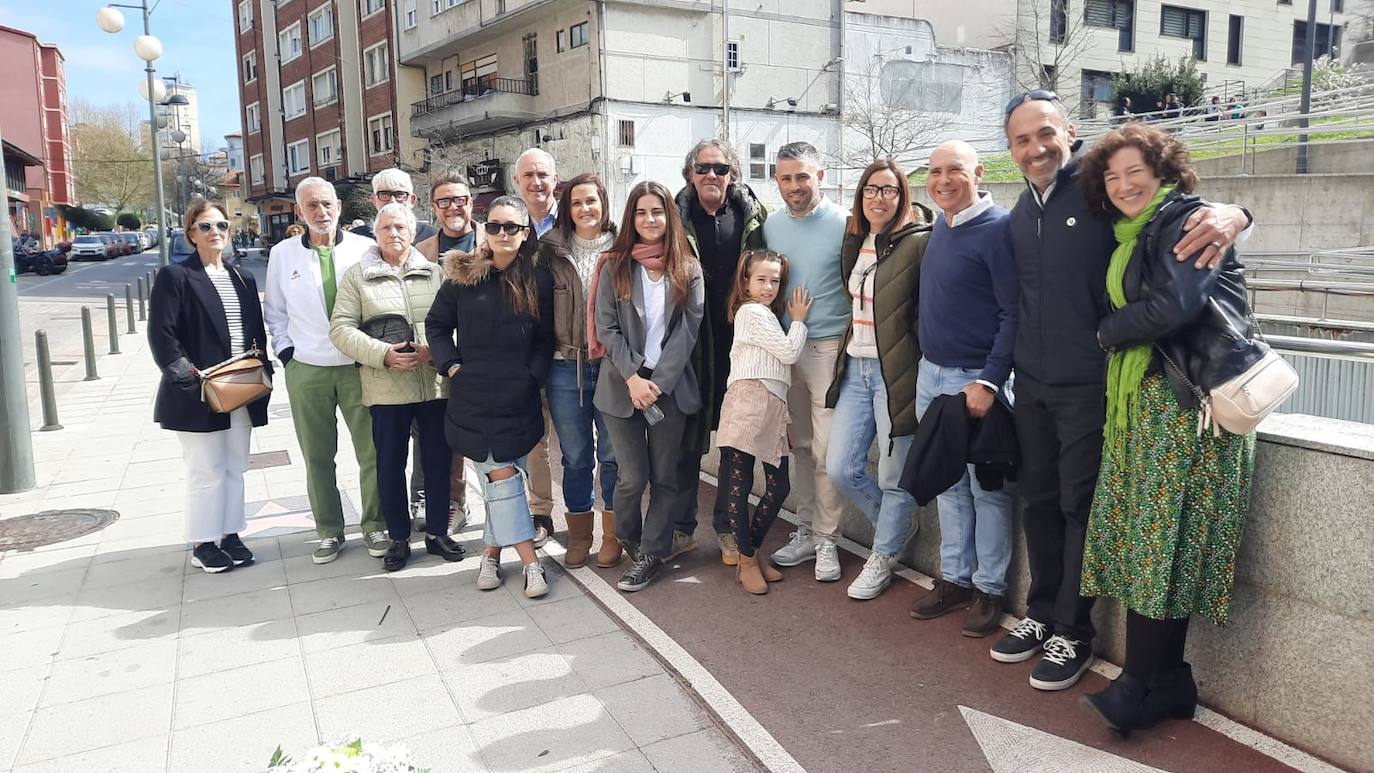 La familia de Nando Yosu y Manolo Preciado, junto a los propietarios del Racing, directiva y el abonado número uno.