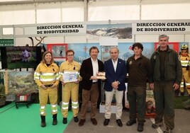 Javier Gómez, fue el encargado de entregar la distinción a Pablo Palencia, en el estand de la Dirección General de Biodiversidad