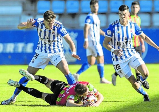 Marcos Fernández y Edu Bedia, de la Gimnástica, frente a un jugador del Villalbés.