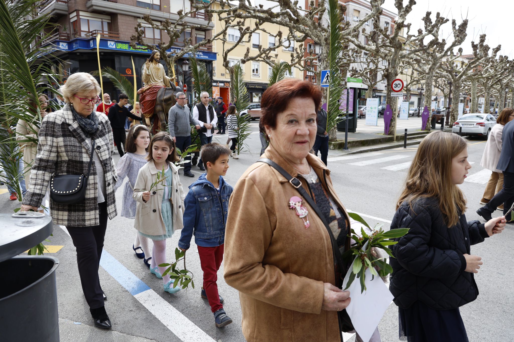 La procesión discurre por la calle Augusto González Linares.