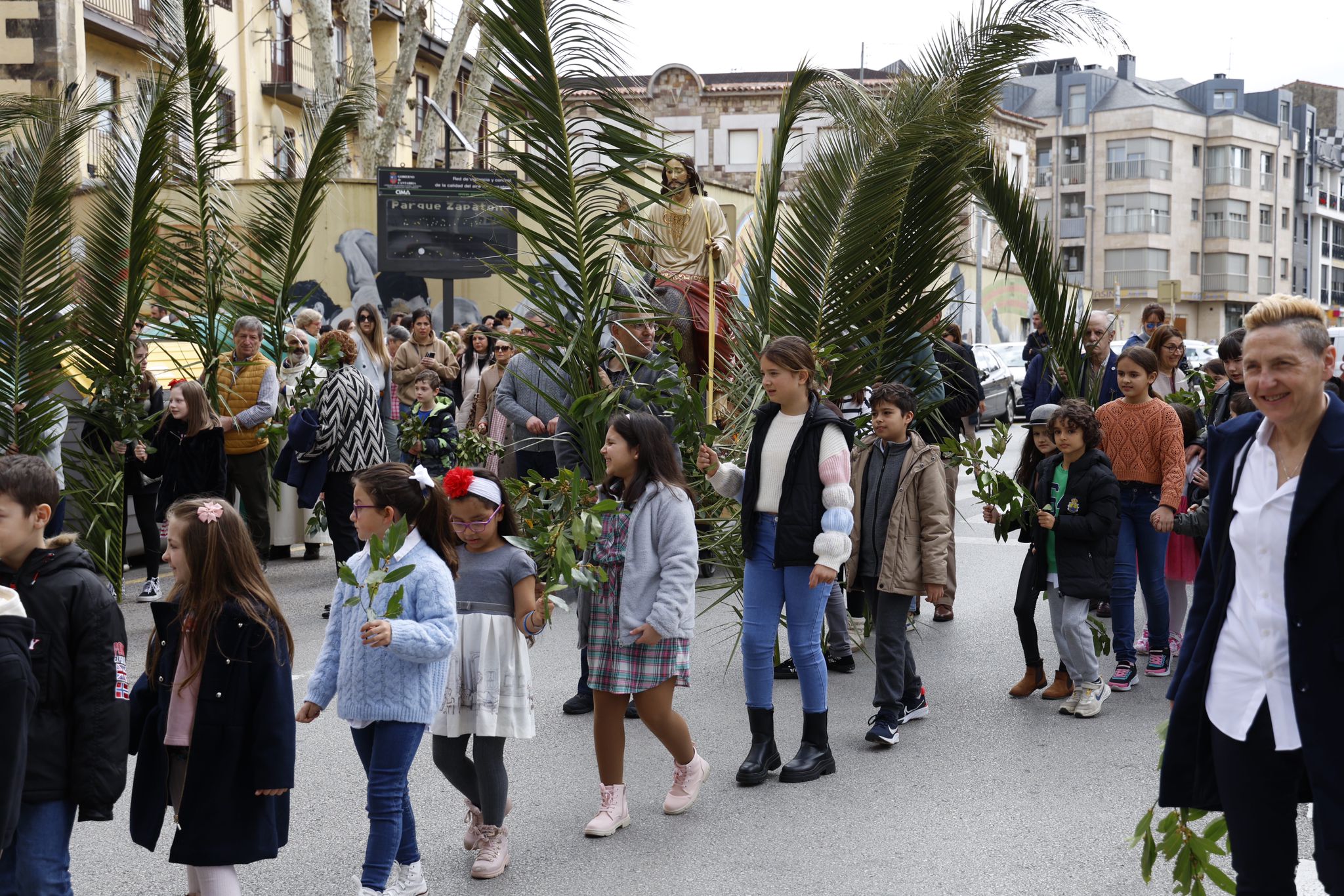 Salida de la procesión de la Plaza Baldomero Iglesias.