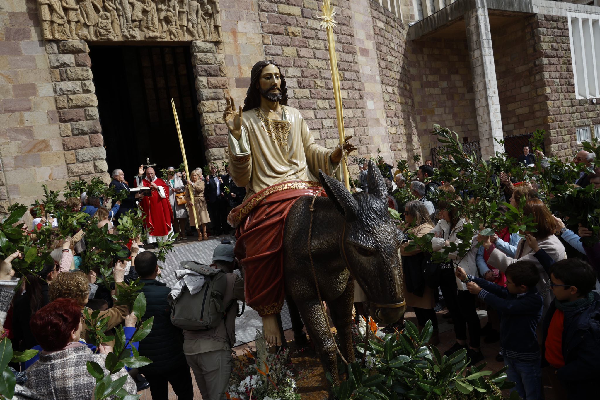 El párroco bendijo los ramos junto al templo de la Virgen Grande.