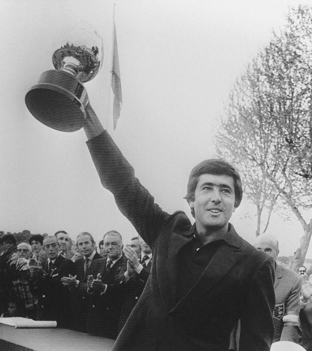 27 de abril de 1980. Severiano Ballesteros sostiene el trofeo del XIII Campeonato de Golf en Madrid.