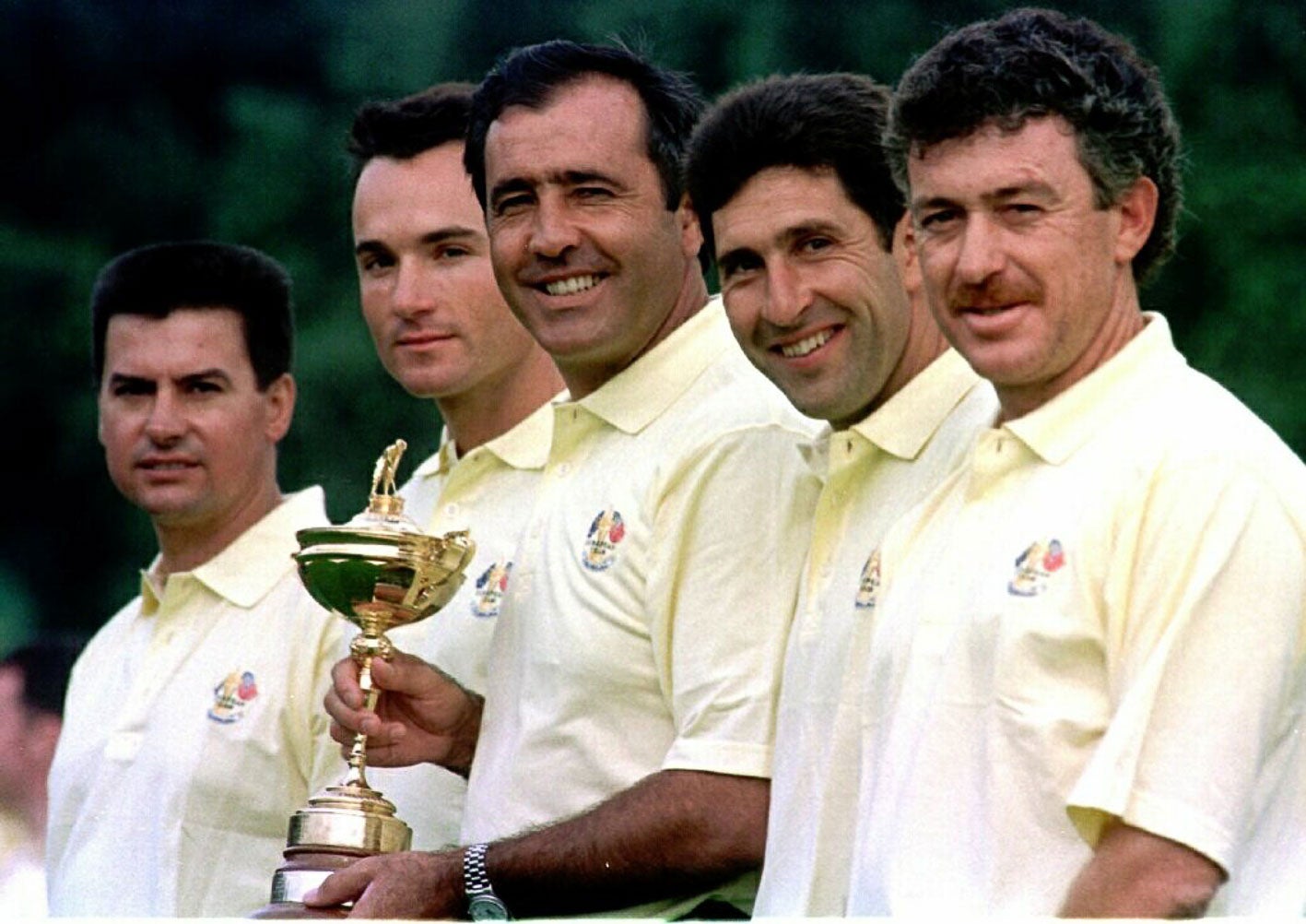 Los españoles que participaron en la Copa Ryder con el trofeo durante la presentación de los equipos de Europa y Estados Unidos en el campo de Valderrama. De izquierda a derecha, Miguel Ángel Martín (que estaba en el equipo pero no jugó), Ignacio Garrido, Severiano Ballesteros, Jose María Olazabal y Miguel Ángel Jiménez.