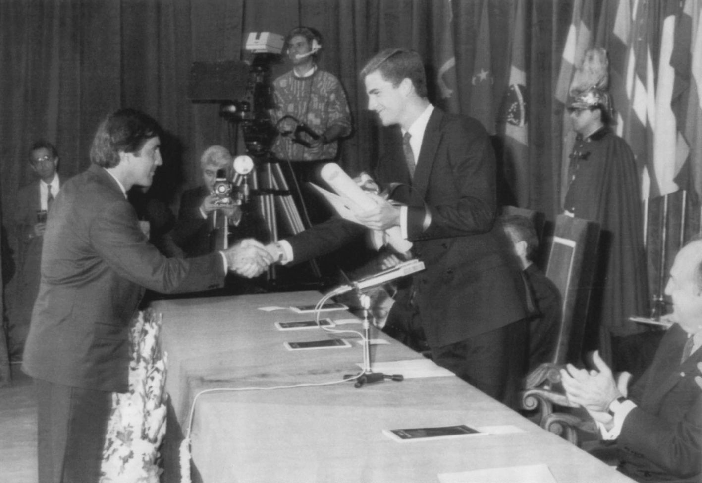 21 de octubre de 1989. El entonces príncipe de Asturias, Felipe de Borbón, entregando el premio Príncipe de Asturias de los Deportes al cántabro Severiano Ballesteros. 