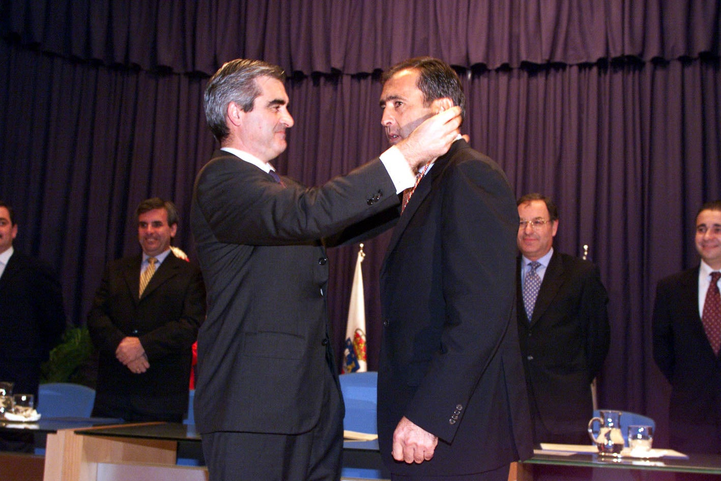 10 de diciembre de 1999. El entonces presidente de Cantabria, José Joaquín Martínez Sieso, impone a Ballesteros la Medalla de Hijo Predilecto de Cantabria.