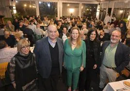 Cena de Navidad de Vox. De izquierda a derecha, Natividad Pérez, Emilio del Valle, Leticia Díaz, Laura Velasco y Roberto García Corona.