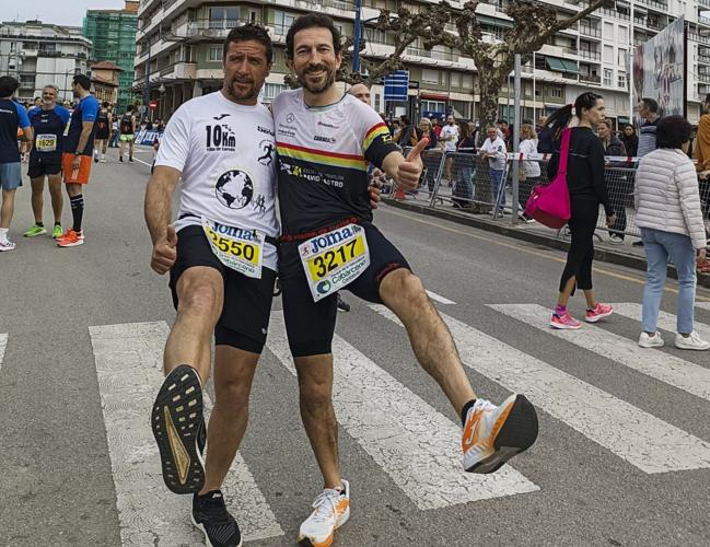 Marcos Garnica, a la izquierda con su guía, José María González