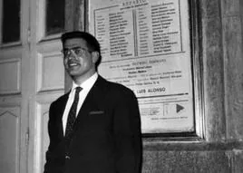 Ricardo López Aranda en el estreno de su obra teatral en los 60.