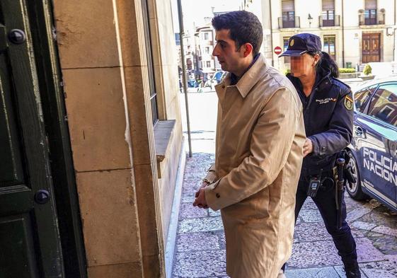 El ahora condenado Jorge Cervantes accediendo a la Audiencia Provincial de León.