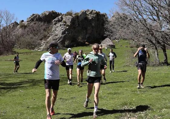 Malen Osa entrena a un grupo de corredores por la Montaña Palentina.