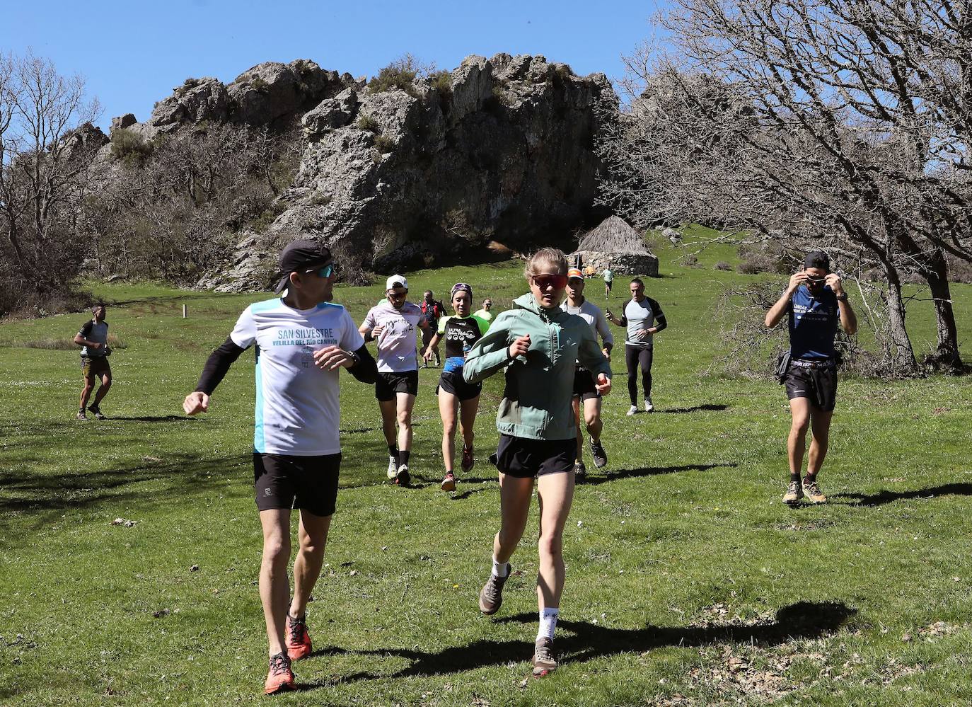 Malen Osa entrena a un grupo de corredores por la Montaña Palentina.