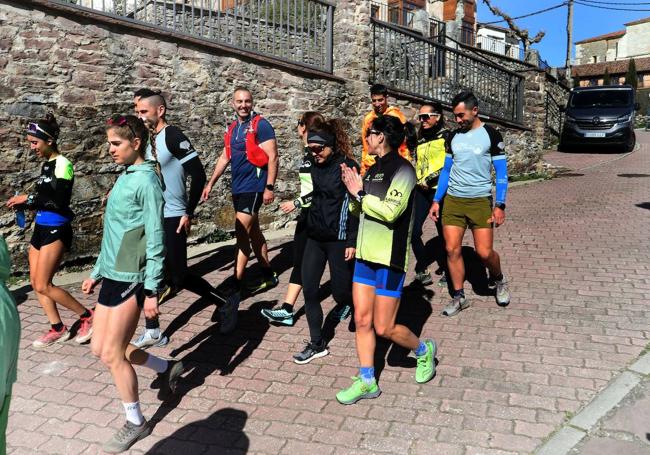 Malen Osa, con los corredores, pasea por las calles de Cervera.