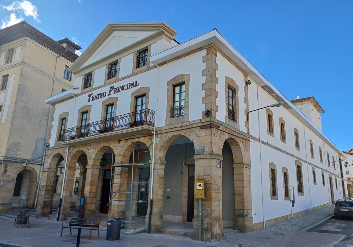 El edificio del teatro con andamios en la fachada.