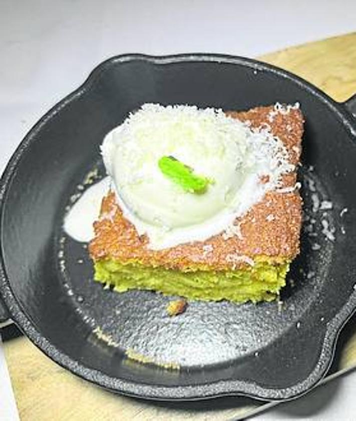 Imagen secundaria 2 - Arriba, croquetas de bacalao. A la izquierda, patatas bravas con salsa y, a la derecha, bizcocho de maíz, helado y queso.