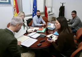 El consejero, Sergio Silva, junto a la alcaldesa, Carmen Pérez, en la reunión mantenida este lunes sobre la ampliación del centro.