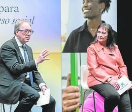 Marc Simón, subdirector general de la Fundación 'la Caixa', y Elisa Durán, directora general adjunta de laFundación 'la Caixa', en el acto 'Claves para el progreso social'.