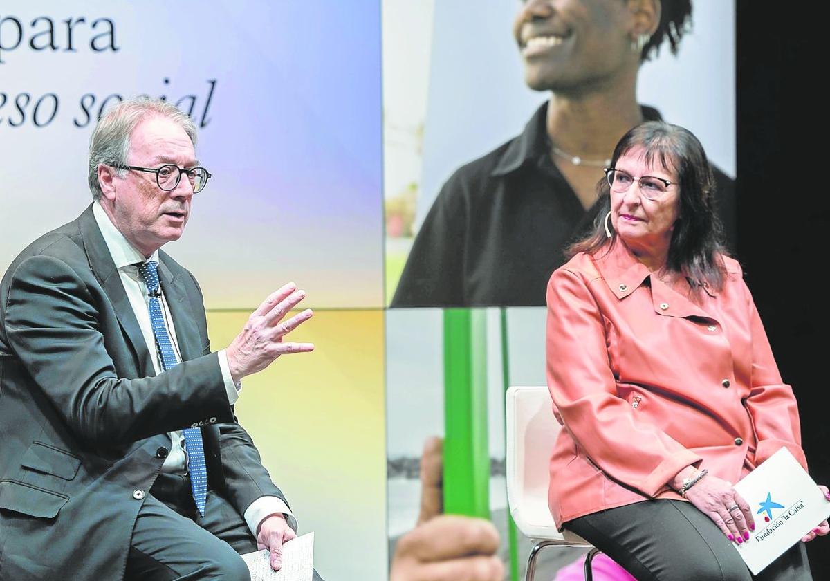 Marc Simón, subdirector general de la Fundación 'la Caixa', y Elisa Durán, directora general adjunta de laFundación 'la Caixa', en el acto 'Claves para el progreso social'.