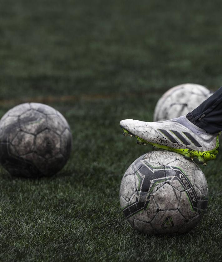 Imagen secundaria 2 - Las piernas, manos y balones, llenos de caucho. 