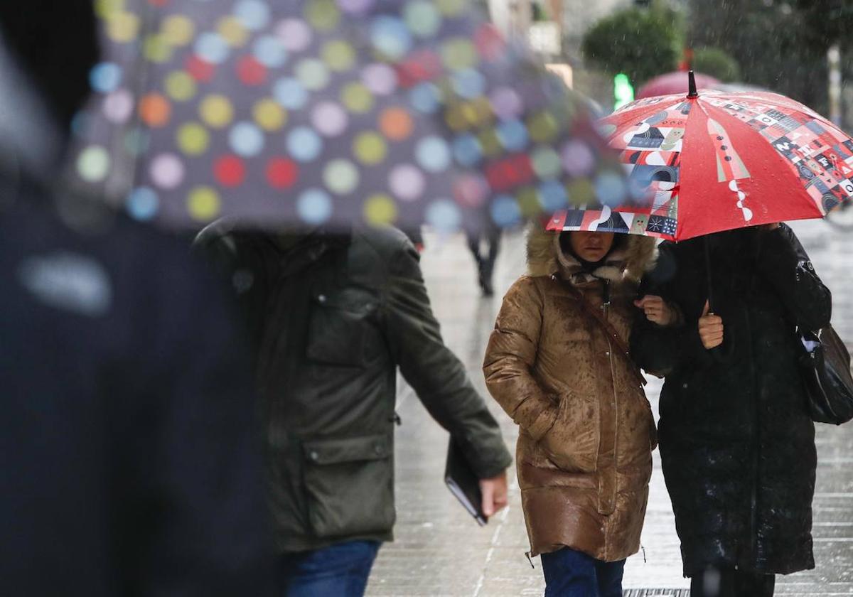 Una alerta por nieve hasta mañana y una Semana Santa de abrir y cerrar paraguas