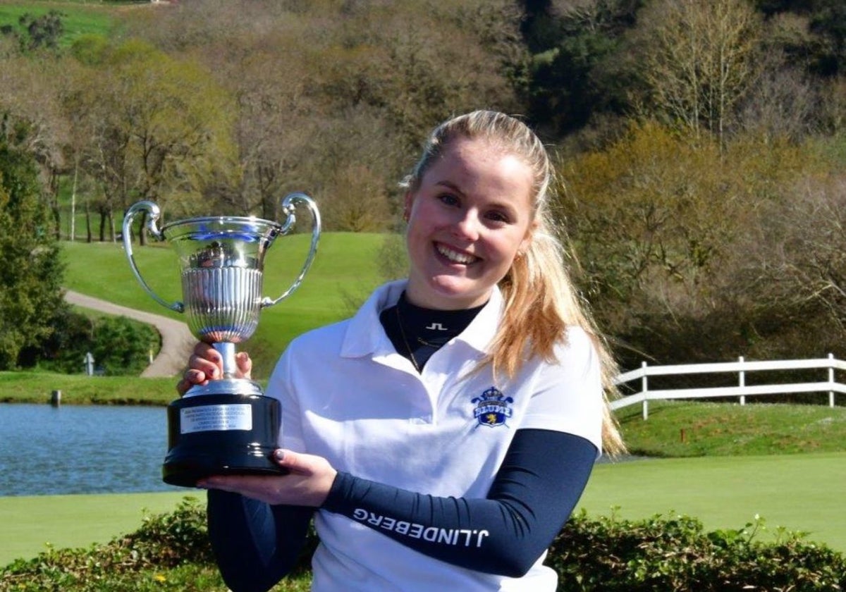 Cloe Amión con el trofeo de Campeona de España conseguido en el golf de Santa Marina.