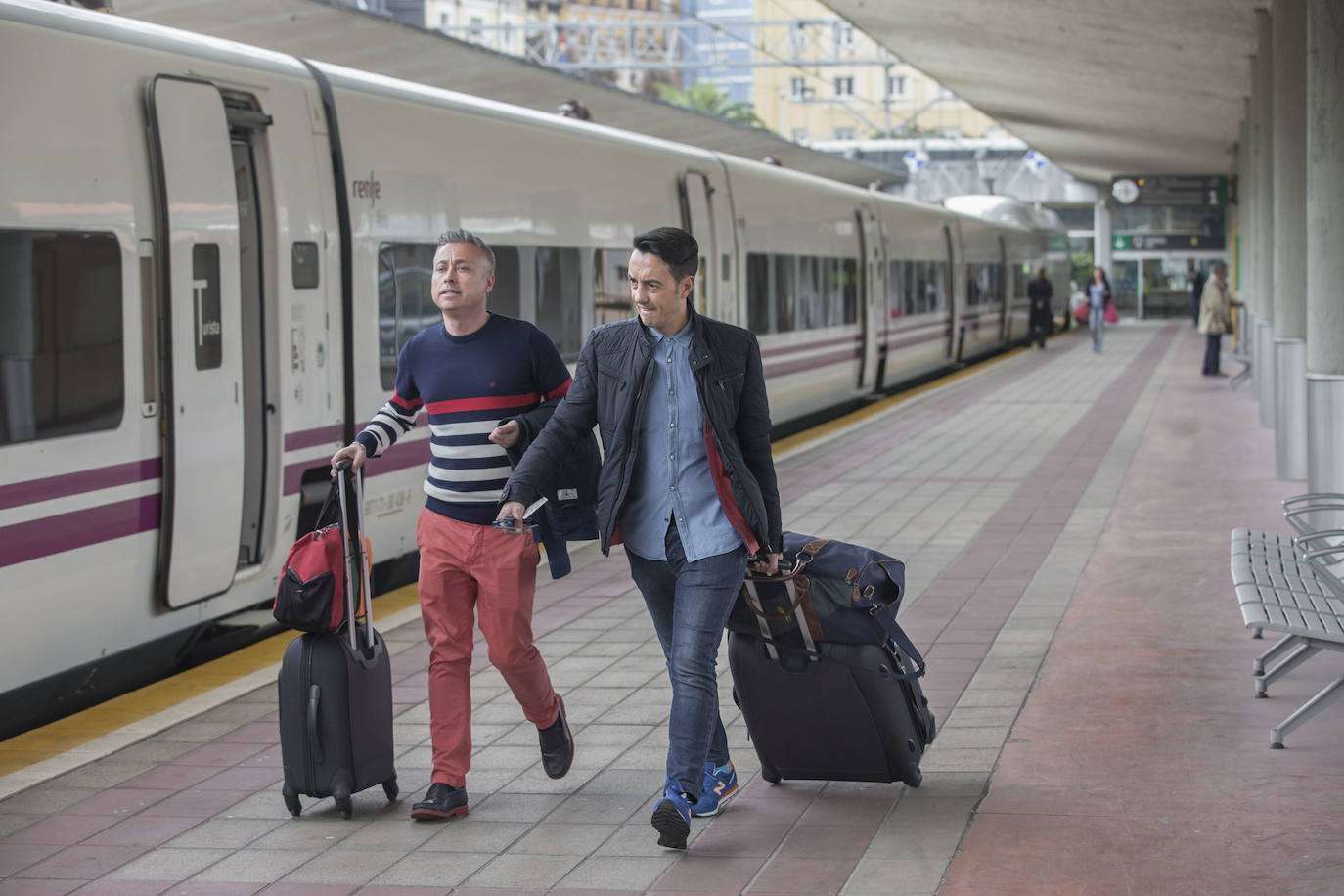 Pasajeros del tren con destino Madrid en la estación de Santander.